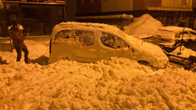 Üzerlerine kar yığını düşen 3 araçta hasar oluştu